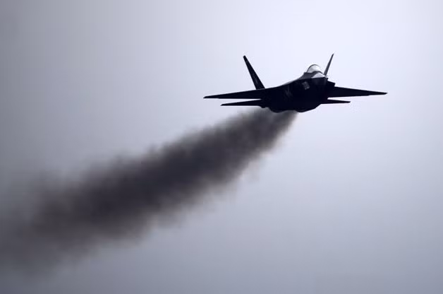 Trong cuộc bay biểu diễn lần đầu tiên tại Chu Hải Airshow 2014, tiêm kích tàng hình J-31 đã thực hiện màn bay trình diễn tồi tệ nhất lịch sử các dòng máy bay tàng hình. Được thiết kế khung thân, vật liệu tối ưu cho tàng hình nhưng động cơ của J-31 xả khói đen mù mịt trên không khiến nó dễ dàng bị phát hiện bởi hệ thống trinh sát hồng ngoại. Nguồn ảnh: bbs.tiexue