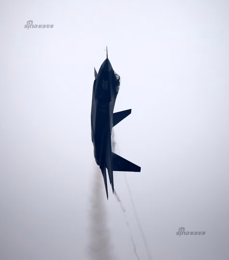 Nguyên nhân được cho là tới từ động cơ RD-93 – phiên bản của dòng động cơ phản lực RD-33 trên tiêm kích MiG-29 của Nga, vốn nổi tiếng xả nhiều khói. Nguồn ảnh: Sina