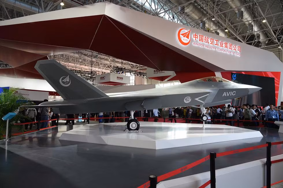 Tại triển lãm hàng không Chu Hải tổ chức từ 1-6/11/2016, Tổng công ty máy bay Thẩm Dương (SAC) đã giới thiệu mô hình thứ hai tiêm kích tàng hình FC-31 "Gyrfalcon" hướng ra thị trường xuất khẩu. Trước đó, mô hình FC-31 đã xuất hiện ở triển lãm Chu Hải năm 2014 và 2012. Nguồn ảnh: QQ