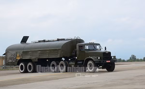 Xe nạp nhiên liệu.