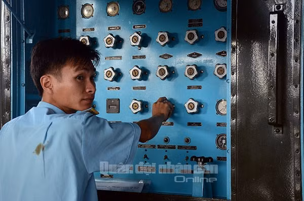 Nạp oxy cho máy bay tiêm kích Su-27.