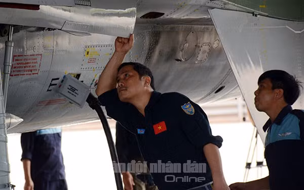 Phi công kiểm tra máy bay trước khi lên buồng lái.