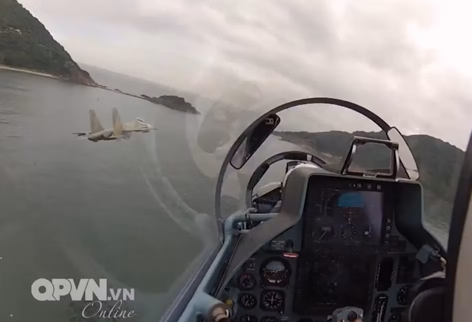 Các hình ảnh của Quốc phòng Việt Nam cũng lần đầu cho thấy nội thất buồng lái tiêm kích đa năng Su-30MK2 – trong đó buồng lái sau được trang bị 2 màn hình tinh thể lỏng đa năng (MFD) hiển thị thông số kỹ thuật. Nguồn ảnh: Cắt từ clip kênh QPVN