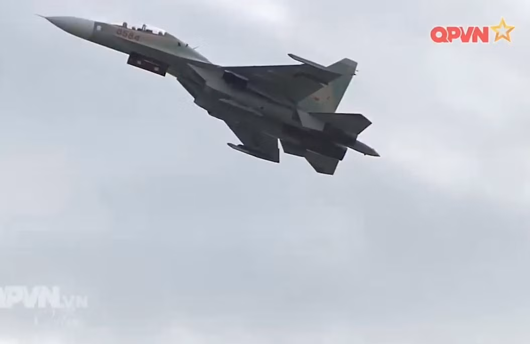 Dũng mãnh tiến vào bầu trời. Nguồn ảnh: Cắt từ clip kênh QPVN