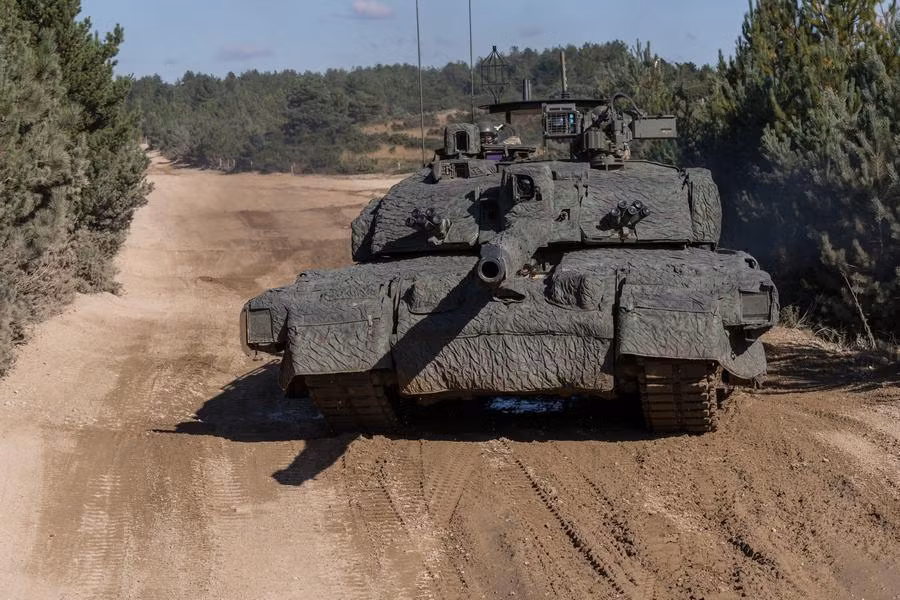 Lớp giáp này đã được chứng minh là nó an toàn trước các vũ khí chống tăng cá nhân nguy hiểm RPG của Nga. Trong cuộc chiến Iraq 2003, một chiếc Challenger 2 đã hứng chịu 14 phát súng RPG-7 ở cự ly gần và một tên lửa chống tăng MILAN. Kíp lái sống sót còn xe tăng bị hư hại nhẹ và chỉ mất 6 tiếng sửa chữa trước khi tái trang bị chiến đấu. Nguồn ảnh: QQ