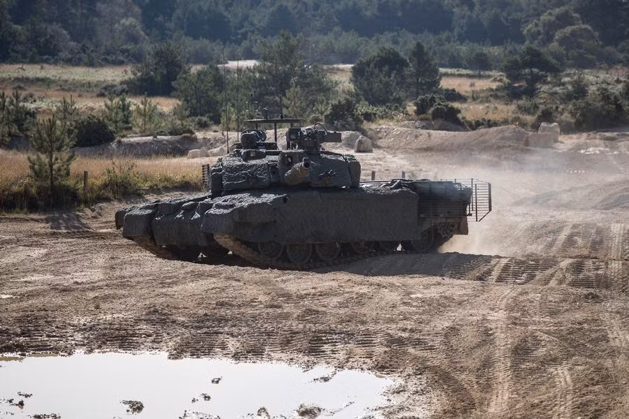Với việc Nga gần đây ra mắt xe tăng T-14 Armata có lẽ càng thúc đẩy người Anh phải nhanh chóng nghiên cứu nâng cấp xe tăng Challenger 2 để đối địch với Quân đội Nga trong tương lai. Nguồn ảnh: QQ