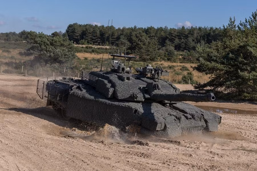 Challenger 2 được mệnh danh là một trong những chiếc xe tăng có lớp giáp bảo vệ tốt nhất thế giới. Không như tăng Nga phải tăng cường giáp phản ứng nổ gắn ngoài, Challenger 2 chỉ dùng lớp giáp bị động Chobham thế hệ 2 với công nghệ chế tạo, tính năng tuyệt mật. Nguồn ảnh: QQ