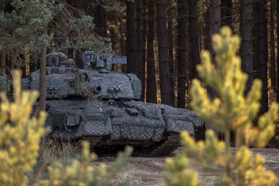 Lớp ngụy trang mới này không phải thay đổi màu sơn mà là bọc nguyên chiếc Challenger 2 trong một “tấm chăn” tất nhiên là rất đặc biệt. Nguồn ảnh: QQ