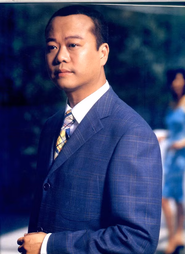 Âu Dương Chấn Hoa thoát khỏi vai sếp Bác để hóa thân vào một thám tử có chút lưu manh