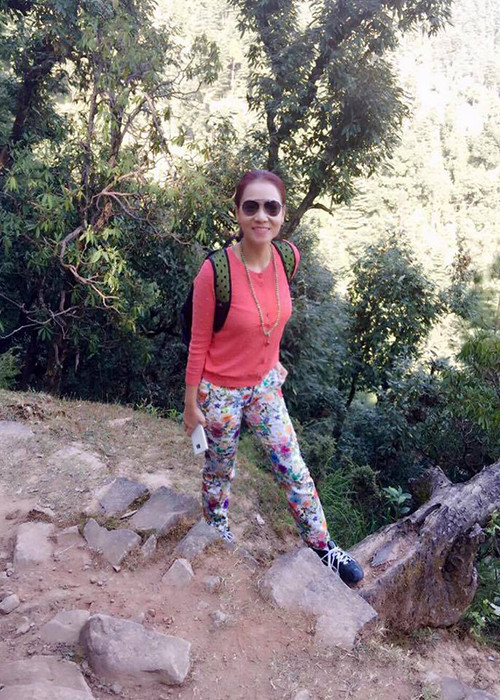 Giọng ca “Bay” còn dành thời gian leo núi để tận hưởng không khí trong lành của vùng đất Phật. (Ảnh: Facebook Thu Minh)