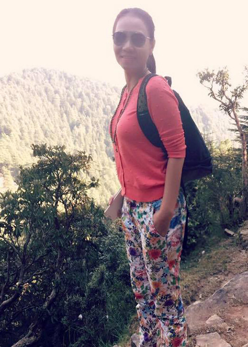 Chia sẻ hình ảnh trên núi cao, Thu Minh chú thích: “Hành hương về đất Phật...thấy mình thật nhỏ bé trước đại ngàn mênh mông”. (Ảnh: Facebook Thu Minh)