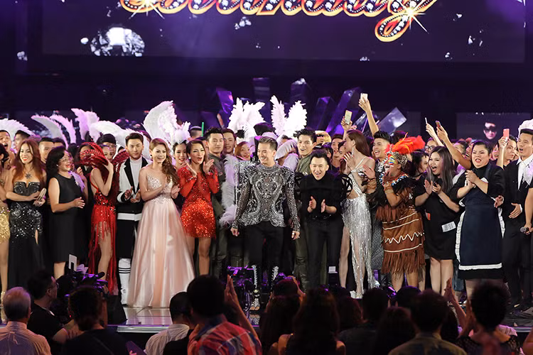 Tiếp đó, các khán giả của Mr Đàm cũng lên sân khấu tặng bánh kem và hát mừng sinh nhật thần tượng.