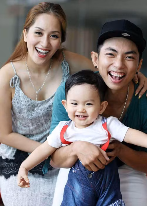 Còn nhớ, cặp đôi đã gặp nhiều sóng gió sau khi Khánh Thi công khai chuyện mang bầu vào tháng 3/2015. (Ảnh: Facebook nhân vật) 