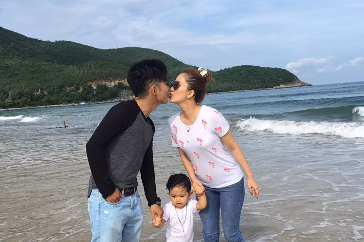 Cùng nhau vượt qua nhiều khó khăn, cặp đôi Khánh Thi - Phan Hiển đã có cuộc sống hạnh phúc bên cậu con trai Kubi. (Ảnh: Facebook nhân vật) 