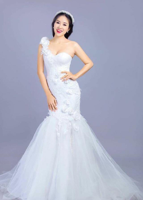 Tháng 8/2016, Lê Phương khoe hình ảnh mặc váy cưới kèm chú thích: “Em muốn được cùng anh về vùng biển vắng”. Điều này dấy lên nghi vấn cô sắp lên xe hoa. (Ảnh: Facebook nhân vật) 