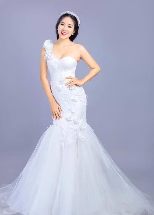 Tháng 8/2016, Lê Phương khoe hình ảnh mặc váy cưới kèm chú thích: “Em muốn được cùng anh về vùng biển vắng”. Điều này dấy lên nghi vấn cô sắp lên xe hoa. (Ảnh: Facebook nhân vật) 