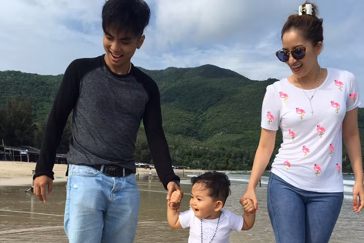 Từ khi bé Kubi chào đời vào tháng 7/2015, cuộc sống của cặp đôi Khánh Thi - Phan Hiển cũng ngày càng được nhận được sự quan tâm. (Ảnh: Facebook nhân vật) 