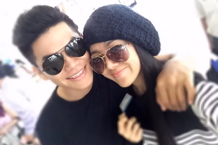 Thay vì đó, trên trang cá nhân, bà mẹ một con thường xuyên khoe hình ảnh hạnh phúc bên người yêu kém tuổi. (Ảnh: Facebook nhân vật) 