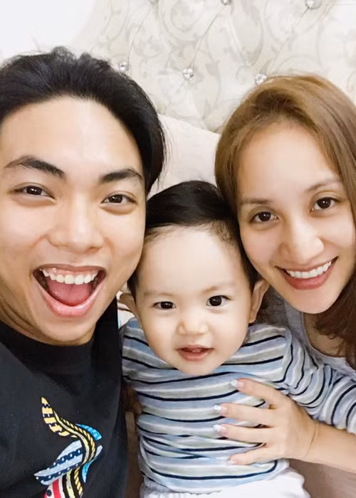 Tuy nhiên, chia sẻ với trang Thế giới trẻ, nữ kiện tướng dancesport cho biết, cô chụp ảnh mặc váy cô dâu chỉ cho vui. (Ảnh: Facebook nhân vật) 