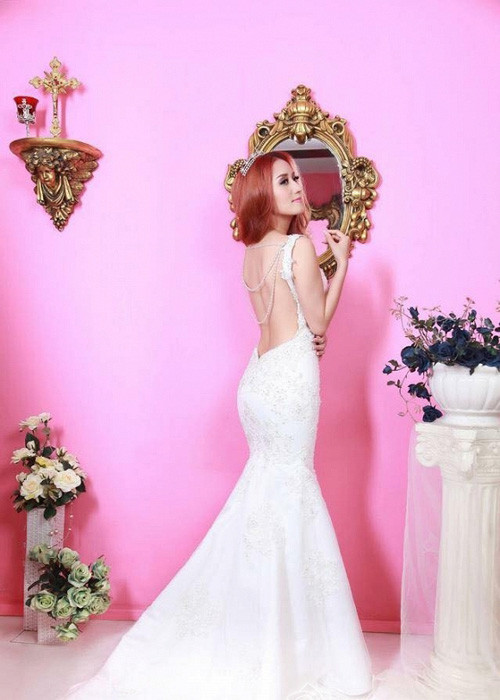 Cuối tháng 8 vừa qua, Khánh Thi bất ngờ khoe hình ảnh mặc váy cô dâu khiến fans tin rằng đám cưới của cô sắp diễn ra. (Ảnh: Facebook nhân vật) 