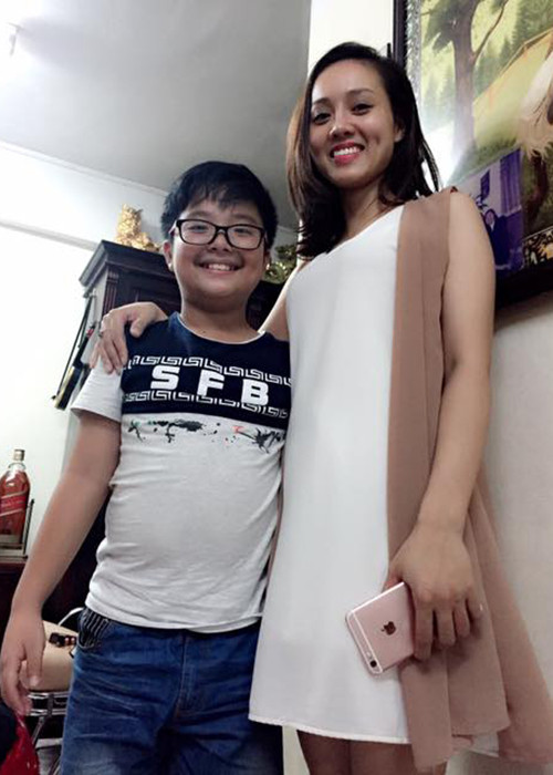 Bạn gái Công Lý có mối quan hệ khá thân thiết với bé Tít - cậu con trai của nam danh hài với vợ cũ là MC Thảo Vân.