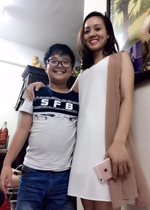 Bạn gái Công Lý có mối quan hệ khá thân thiết với bé Tít - cậu con trai của nam danh hài với vợ cũ là MC Thảo Vân.