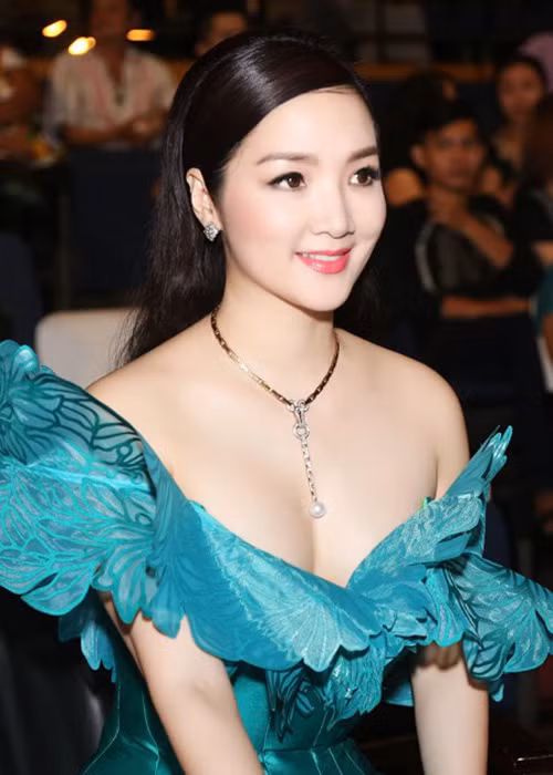 Giáng My được người hâm mộ đặt cho biệt danh "Hoa hậu không tuổi". Mặc dù đã ngoài tứ tuần nhưng nhan sắc của cô vẫn như gái 20, làn da trắng không tỳ vết.