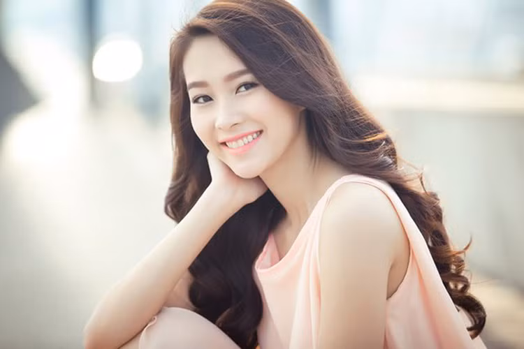 Gương mặt của Hoa hậu Đặng Thu Thảo sở hữu gương mặt đẹp không góc chết, ghi dấu ấn trong lòng khán giả với nụ cười thần tiên, đôi mắt đẹp, tươi tắn.