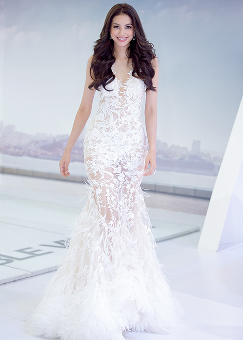 Xuất hiện tại sự kiện, Phạm Hương nổi bật trong bộ đầm xuyên thấu gợi cảm màu trắng của NTK Lê Thanh Hòa. 