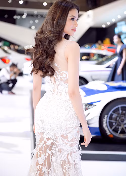 Bên cạnh đó, sau hơn một năm giành vương miện, Phạm Hương còn được nhận xét ngày càng xinh đẹp, quyến rũ.