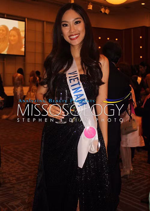 Cũng trong buổi ra mắt với truyền thông, Phương Linh cùng các thí sinh khác còn diện trang phục dạ hội để tham dự tiệc chào mừng. Được biết, đại diện của Việt Nam đã lựa chọn bộ đầm lộng lẫy của NTK Tăng Thành Công. (Ảnh: Missosology) 