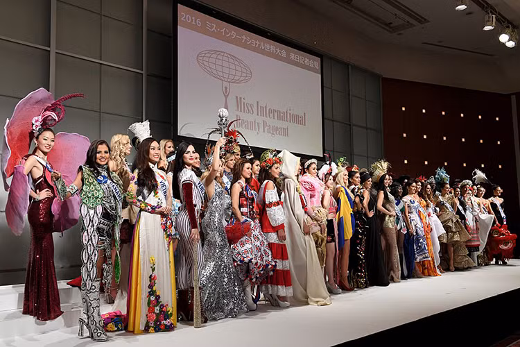 Phương Linh còn tiết lộ ý nghĩa quốc phục cô mặc trong buổi ra mắt truyền thông. Theo đó, loài hoa trên trang phục giống hoa cúc đặc trưng mùa thu ở Nhật. Tông màu áo được dựa trên sắc màu lá cờ Phật giáo còn dải hoa cúc trước ngực áo được đính theo hình dáng đất nước Việt Nam. (Ảnh: Fanpage Miss International Vietnam) 