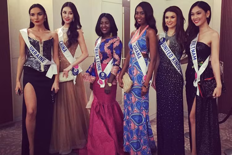 Phương Linh trông rạng rỡ và không kém phần quyến rũ bên dàn thí sinh gợi cảm của cuộc thi Hoa hậu Quốc tế 2016. (Ảnh: Fanpage Miss International Vietnam) 