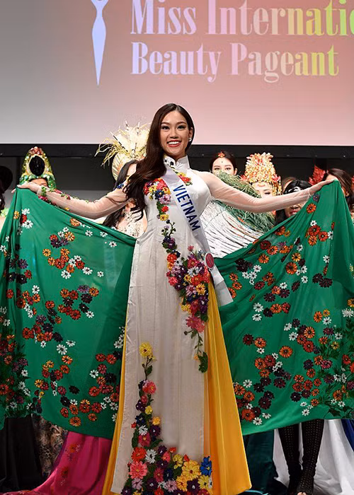 Mới đây, Á khôi Phương Linh bất ngờ chia sẻ, cô vừa trở thành Miss "visit Japan" tourism ambassador (Đại sứ du lịch) tại cuộc thi Miss International 2016 (Hoa hậu Quốc tế). Đây là danh hiệu đầu tiên của người đẹp tại đấu trường nhan sắc quốc tế này. (Ảnh: FBVN) 