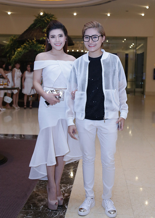 Tố Ny (trái) và Vicky Nhung tới chúc mừng sinh nhật cựu huấn luyện viên Giọng hát Việt. 