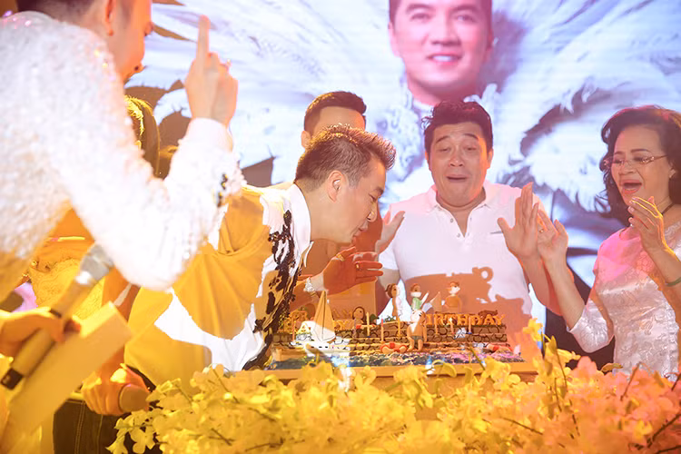Trước đó, nam ca sĩ đã được đồng nghiệp, khán giả làm sinh nhật bất ngờ ngay tại sân khấu trong đêm diễn ngày 2/10 của liveshow “Diamond Show”. 