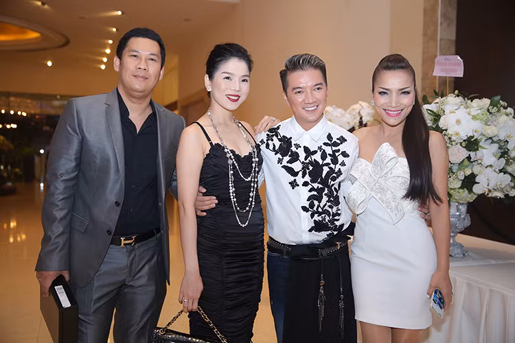 Đông đảo nghệ sĩ đã có mặt tại tiệc sinh nhật của Đàm Vĩnh Hưng. Trong ảnh, vợ chồng Lệ Quyên, ca sĩ Hồng Ngọc (ngoài cùng phải) chụp hình lưu niệm cùng Mr Đàm. 