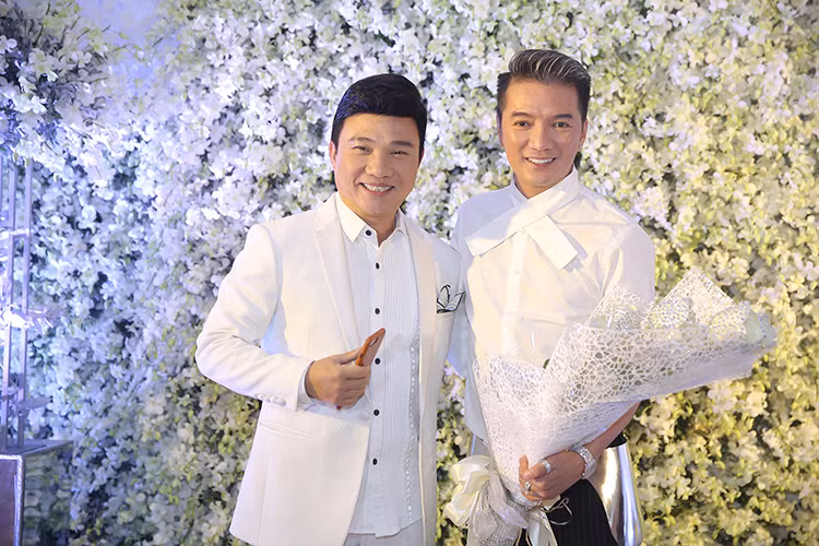 Ca sĩ Quang Linh cũng đến chúc mừng “ông hoàng nhạc Việt” đón tuổi mới. 