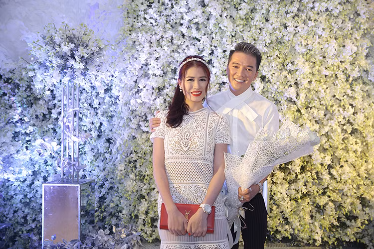 Người mẫu Trang Trần diện váy ren trắng khi đến chúc mừng Đàm Vĩnh Hưng đón tuổi mới. 