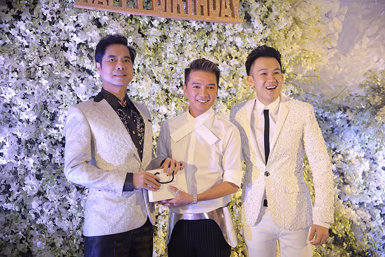 Giống như nhiều khách mời khác, hai ca sĩ Ngọc Sơn và Dương Triệu Vũ đều diện trang phục trắng theo yêu cầu của chủ nhân. 