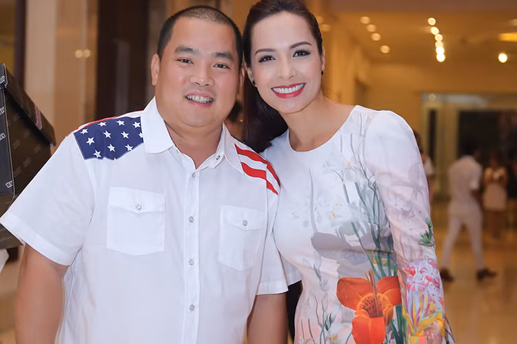 Tiệc sinh nhật sang trọng của Đàm Vĩnh Hưng còn có sự hiện diện của vợ chồng Minh Khang - Thúy Hạnh. 