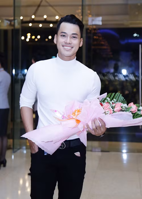 Ca sĩ Bạch Công Khanh mang hoa đến tặng giọng ca “Tan vỡ”. 