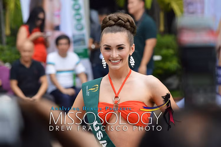 Người đẹp đến từ Mỹ Corrin Stellakis đứng ở vị trí thứ 4 trong bảng xếp hạng. Missosology đánh giá cao kiến thức của cô gái này tại cuộc thi. (Ảnh: Missosology)