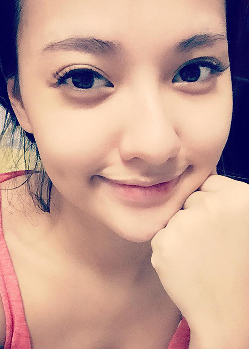 Dù tỏ ra khá thoải mái chia sẻ thông tin và hình ảnh bé Cherry nhưng từ lúc công khai chuyện mang bầu cho đến nay, Hồng Quế vẫn giữ danh tính bố của con gái. (Ảnh: Facebook nhân vật)