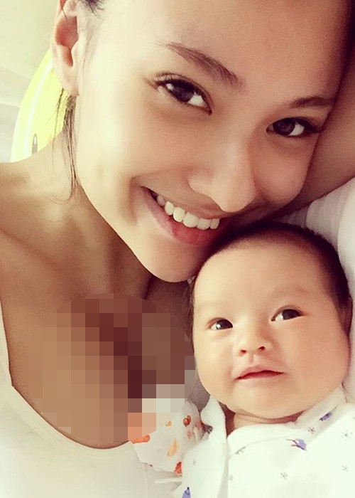 Hình ảnh bé Cherry mỉm cười thật tươi bên mẹ. Hồng Quế cho biết, cô đã phải chờ đợi khá lâu để có thể “chộp” được khoảnh khoắc này. (Ảnh: Facebook nhân vật) 