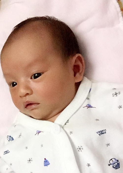 Con gái Hồng Quế chưa đầy nửa tháng tuổi nhưng trông khá cứng cáp và dễ thương. (Ảnh: Facebook nhân vật) 