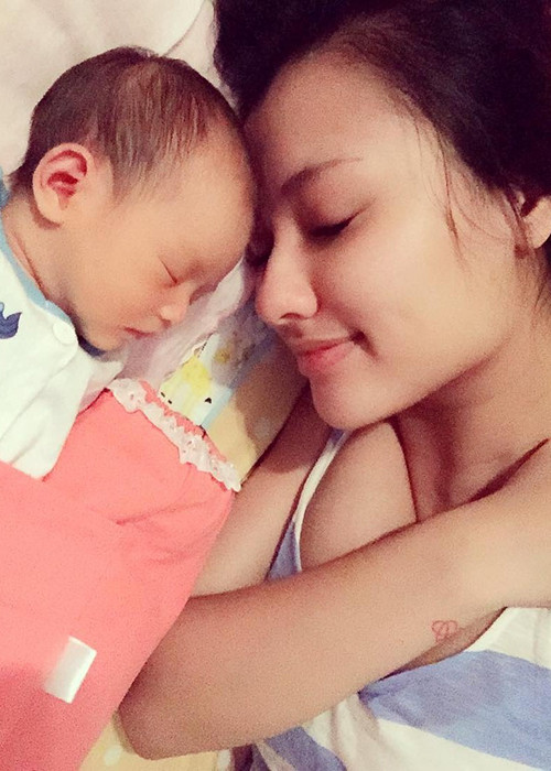 Chân dài 9x cho biết, dù vất vả chăm con gái nhưng thấy bé ăn và ngủ ngoan, cô cảm thấy vô cùng hạnh phúc và mãn nguyện. (Ảnh: Facebook nhân vật) 