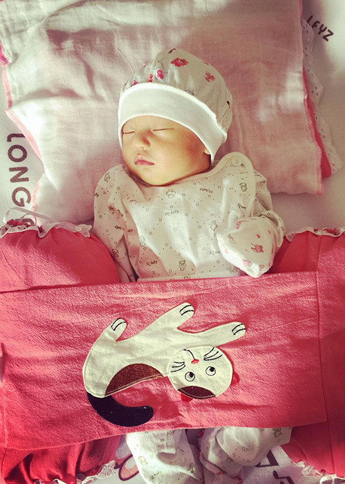 Con gái Hồng Quế được bạn bè của mẹ nhận xét sở hữu đôi chân dài và chiếc mũi cao. (Ảnh: Facebook nhân vật) 