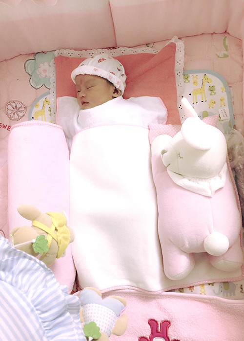 Trên trang cá nhân của mình, Hồng Quế thường xuyên chia sẻ những khoảnh khắc đầu đời vô cùng đáng yêu của bé Cherry. (Ảnh: Facebook nhân vật) 