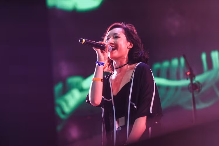 Con gai My Linh tai xuat an tuong khi ve nuoc hat-Hinh-5